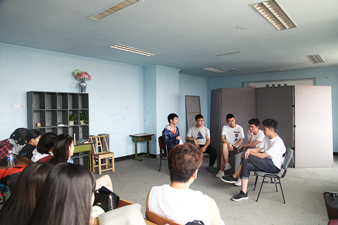 星干線藝考高考期間游學(xué)營(yíng)學(xué)員進(jìn)行小品練習(xí)