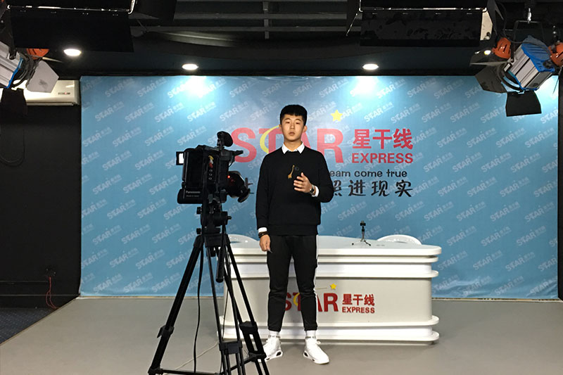 星干線藝考學(xué)員進行即興評述展示