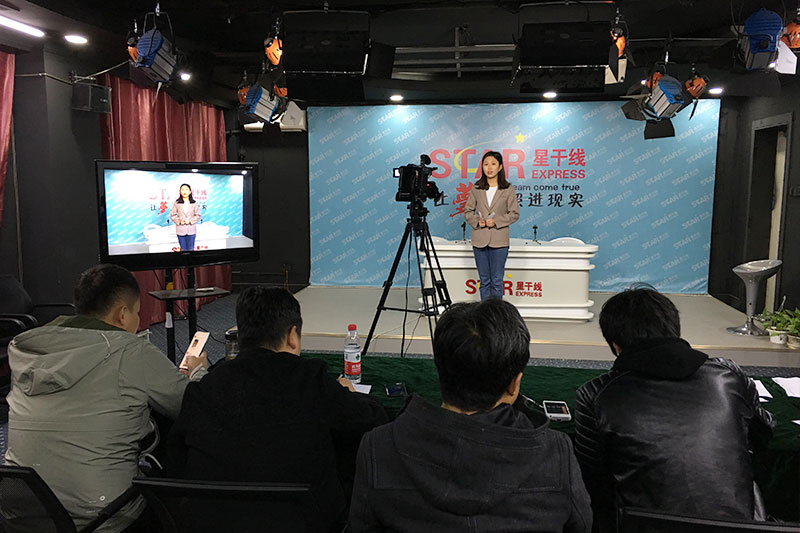 星干線藝考學(xué)員進行模擬上鏡展示